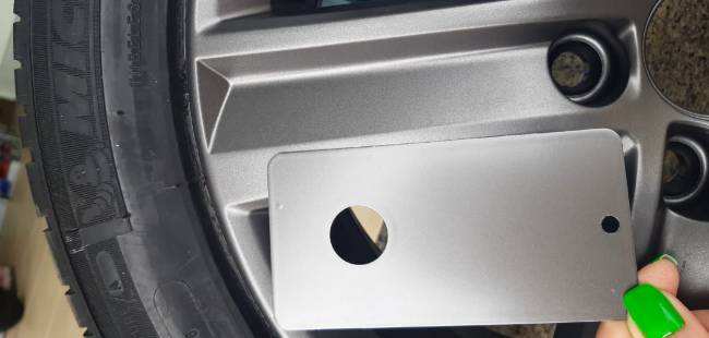 Teste de cor em roda automotiva