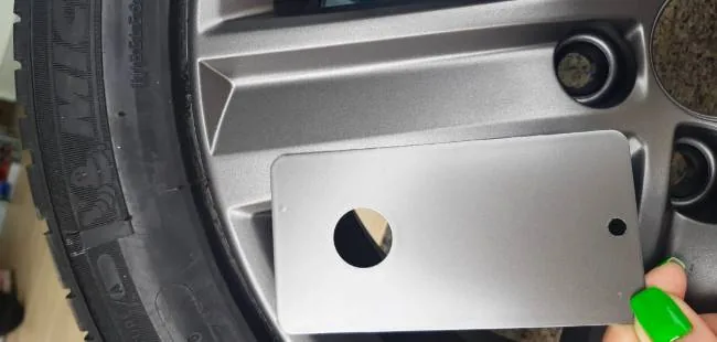 Teste de cor em roda automotiva